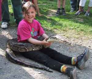 Rahel mit ihrer dunklen Tigerpython